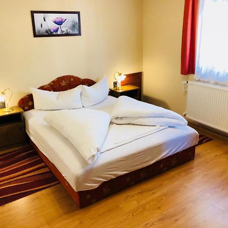 Bed and Breakfast Szűts Panzió Fertőrákos Exterior foto