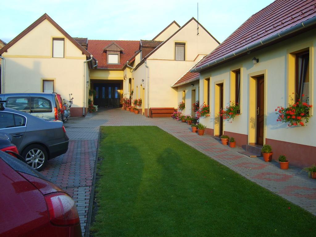 Bed and Breakfast Szűts Panzió Fertőrákos Exterior foto