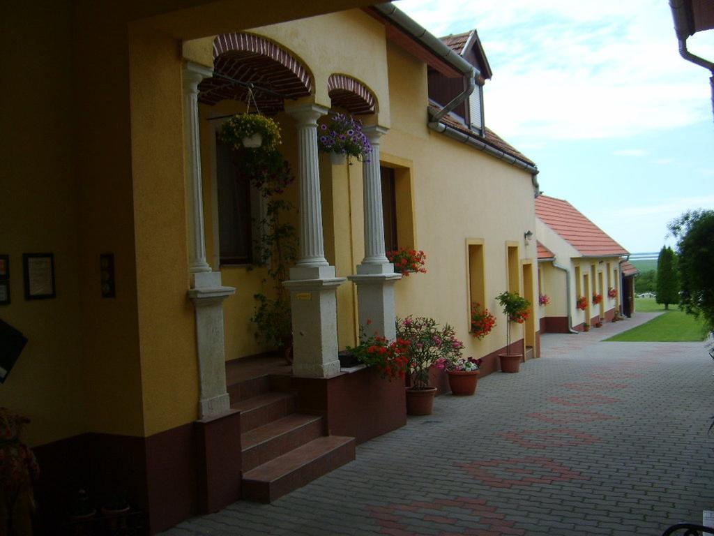 Bed and Breakfast Szűts Panzió Fertőrákos Exterior foto