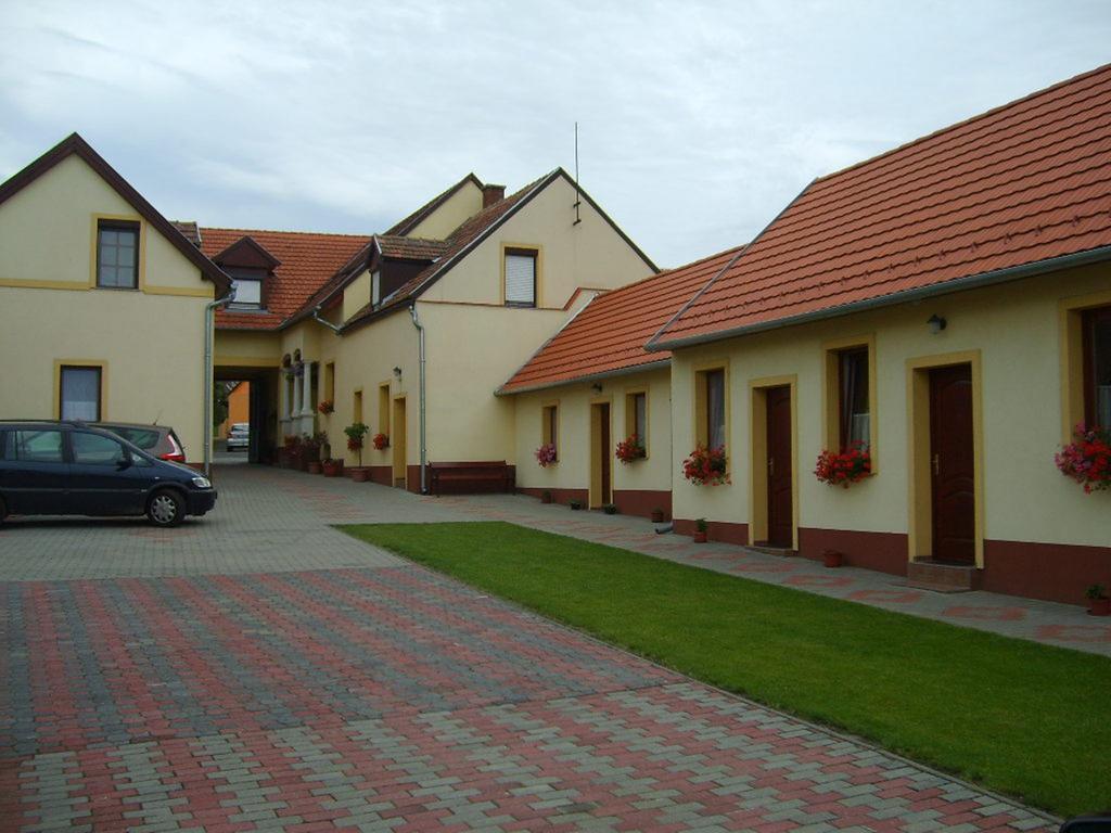 Bed and Breakfast Szűts Panzió Fertőrákos Exterior foto